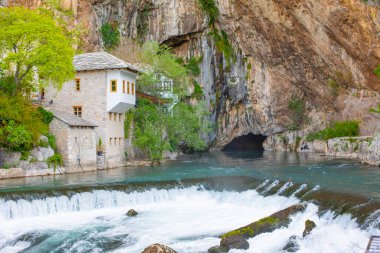 Blagaj Tekke, Bosna-Hersek 'in Mostar bölgesindeki Blagaj şehir merkezi yakınlarındaki Buna Nehri' nin kaynağında inşa edilmiş bir tekke. Konuk evi ve mezar doğayla iç içe.,