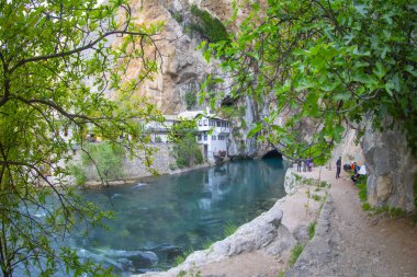 Blagaj Tekke, Bosna-Hersek 'in Mostar bölgesindeki Blagaj şehir merkezi yakınlarındaki Buna Nehri' nin kaynağında inşa edilmiş bir tekke. Konuk evi ve mezar doğayla iç içe.,