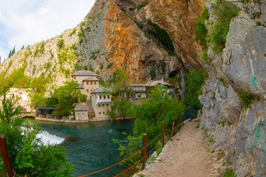 Blagaj Tekke, Bosna-Hersek 'in Mostar bölgesindeki Blagaj şehir merkezi yakınlarındaki Buna Nehri' nin kaynağında inşa edilmiş bir tekke. Konuk evi ve mezar doğayla iç içe.,