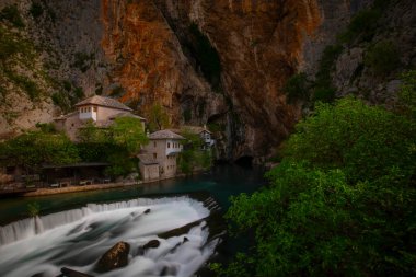 Blagaj Tekke, Bosna-Hersek 'in Mostar bölgesindeki Blagaj şehir merkezi yakınlarındaki Buna Nehri' nin kaynağında inşa edilmiş bir tekke. Konuk evi ve mezar doğayla iç içe.,
