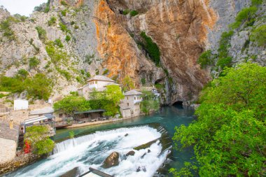 Blagaj Tekke, Bosna-Hersek 'in Mostar bölgesindeki Blagaj şehir merkezi yakınlarındaki Buna Nehri' nin kaynağında inşa edilmiş bir tekke. Konuk evi ve mezar doğayla iç içe.,