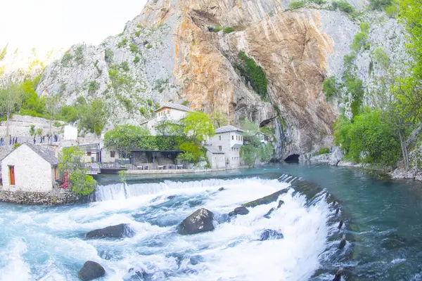 Blagaj Tekke, Bosna-Hersek 'in Mostar bölgesindeki Blagaj şehir merkezi yakınlarındaki Buna Nehri' nin kaynağında inşa edilmiş bir tekke. Konuk evi ve mezar doğayla iç içe.,