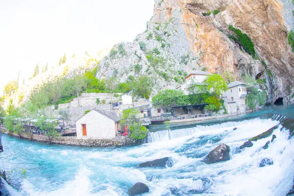 Blagaj Tekke, Bosna-Hersek 'in Mostar bölgesindeki Blagaj şehir merkezi yakınlarındaki Buna Nehri' nin kaynağında inşa edilmiş bir tekke. Konuk evi ve mezar doğayla iç içe.,