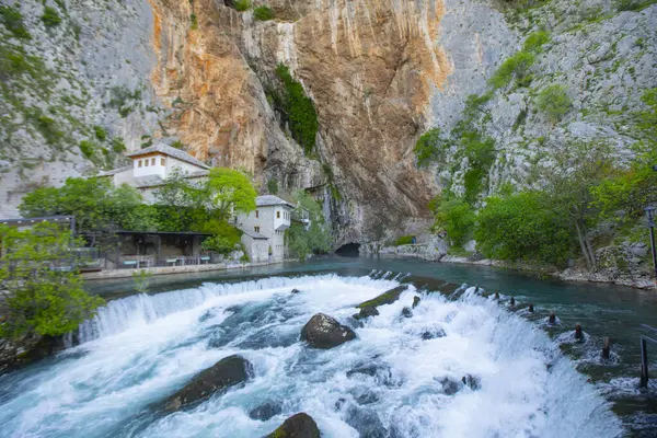 Blagaj Tekke, Bosna-Hersek 'in Mostar bölgesindeki Blagaj şehir merkezi yakınlarındaki Buna Nehri' nin kaynağında inşa edilmiş bir tekke. Konuk evi ve mezar doğayla iç içe.,
