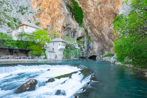 Blagaj Tekke, Bosna-Hersek 'in Mostar bölgesindeki Blagaj şehir merkezi yakınlarındaki Buna Nehri' nin kaynağında inşa edilmiş bir tekke. Konuk evi ve mezar doğayla iç içe.,