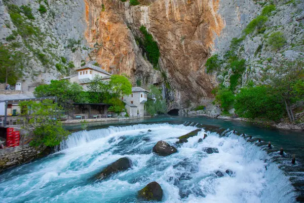 Blagaj Tekke, Bosna-Hersek 'in Mostar bölgesindeki Blagaj şehir merkezi yakınlarındaki Buna Nehri' nin kaynağında inşa edilmiş bir tekke. Konuk evi ve mezar doğayla iç içe.,