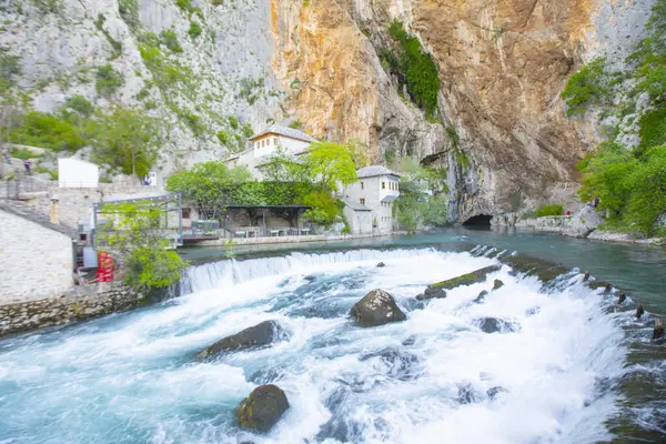 Blagaj Tekke, Bosna-Hersek 'in Mostar bölgesindeki Blagaj şehir merkezi yakınlarındaki Buna Nehri' nin kaynağında inşa edilmiş bir tekke. Konuk evi ve mezar doğayla iç içe.,