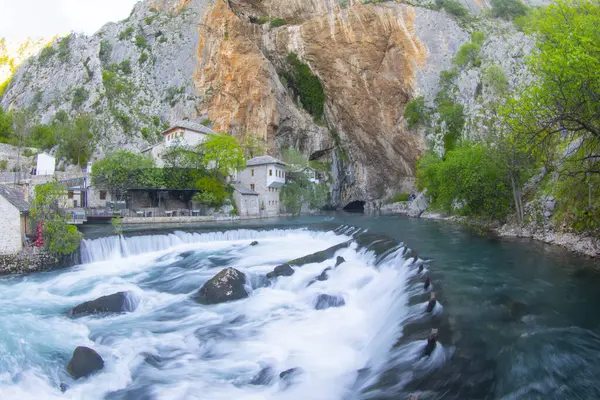 Blagaj Tekke, Bosna-Hersek 'in Mostar bölgesindeki Blagaj şehir merkezi yakınlarındaki Buna Nehri' nin kaynağında inşa edilmiş bir tekke. Konuk evi ve mezar doğayla iç içe.,