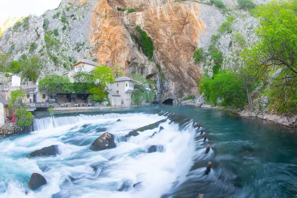 Blagaj Tekke, Bosna-Hersek 'in Mostar bölgesindeki Blagaj şehir merkezi yakınlarındaki Buna Nehri' nin kaynağında inşa edilmiş bir tekke. Konuk evi ve mezar doğayla iç içe.,