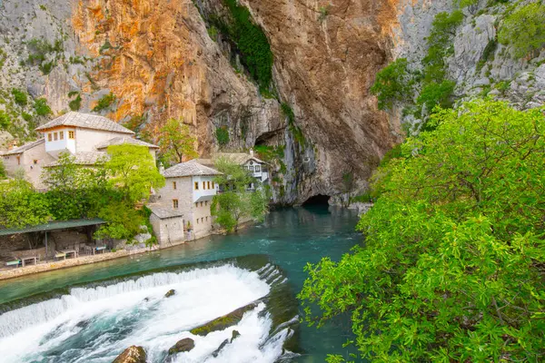 Blagaj Tekke, Bosna-Hersek 'in Mostar bölgesindeki Blagaj şehir merkezi yakınlarındaki Buna Nehri' nin kaynağında inşa edilmiş bir tekke. Konuk evi ve mezar doğayla iç içe.,