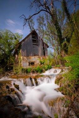 Una Ulusal Parkı (Sırpça:, Nacionalni parkı Una), Upper Una Nehri, Krka ve Unac nehirleri etrafında 29 Mayıs 2008 'de kuruldu. Bosna-Hersek 'in en büyük ulusal parkı..