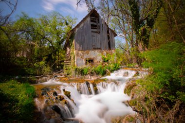 Una Ulusal Parkı (Sırpça:, Nacionalni parkı Una), Upper Una Nehri, Krka ve Unac nehirleri etrafında 29 Mayıs 2008 'de kuruldu. Bosna-Hersek 'in en büyük ulusal parkı..