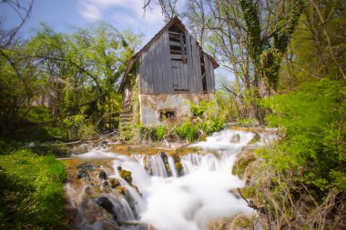 Una Ulusal Parkı (Sırpça:, Nacionalni parkı Una), Upper Una Nehri, Krka ve Unac nehirleri etrafında 29 Mayıs 2008 'de kuruldu. Bosna-Hersek 'in en büyük ulusal parkı..