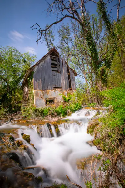 Una Ulusal Parkı (Sırpça:, Nacionalni parkı Una), Upper Una Nehri, Krka ve Unac nehirleri etrafında 29 Mayıs 2008 'de kuruldu. Bosna-Hersek 'in en büyük ulusal parkı..