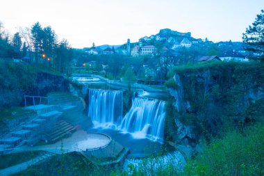 Pliva Nehri 'ndeki su değirmenleri. Ülkemizin en güzel şelalelerinden birinin tadını çıkaracağız. Jajce Şelalesi. En güzel Jajce Şelalesini keşfedin ve tarihi yeraltı mezarlarını keşfedin.. 