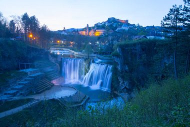 Pliva Nehri 'ndeki su değirmenleri. Ülkemizin en güzel şelalelerinden birinin tadını çıkaracağız. Jajce Şelalesi. En güzel Jajce Şelalesini keşfedin ve tarihi yeraltı mezarlarını keşfedin.. 