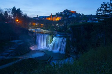 Pliva Nehri 'ndeki su değirmenleri. Ülkemizin en güzel şelalelerinden birinin tadını çıkaracağız. Jajce Şelalesi. En güzel Jajce Şelalesini keşfedin ve tarihi yeraltı mezarlarını keşfedin.. 