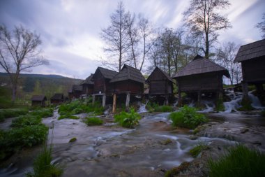 Pliva Nehri 'ndeki su değirmenleri. Ülkemizin en güzel şelalelerinden birinin tadını çıkaracağız. Jajce Şelalesi. En güzel Jajce Şelalesini keşfedin ve tarihi yeraltı mezarlarını keşfedin.. 