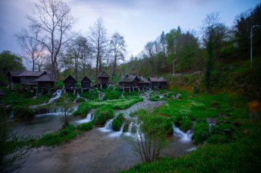 Pliva Nehri 'ndeki su değirmenleri. Ülkemizin en güzel şelalelerinden birinin tadını çıkaracağız. Jajce Şelalesi. En güzel Jajce Şelalesini keşfedin ve tarihi yeraltı mezarlarını keşfedin.. 