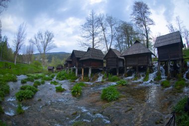 Pliva Nehri 'ndeki su değirmenleri. Ülkemizin en güzel şelalelerinden birinin tadını çıkaracağız. Jajce Şelalesi. En güzel Jajce Şelalesini keşfedin ve tarihi yeraltı mezarlarını keşfedin.. 