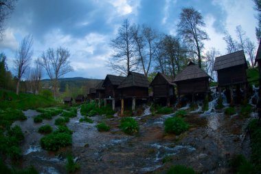 Pliva Nehri 'ndeki su değirmenleri. Ülkemizin en güzel şelalelerinden birinin tadını çıkaracağız. Jajce Şelalesi. En güzel Jajce Şelalesini keşfedin ve tarihi yeraltı mezarlarını keşfedin.. 