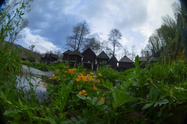 Pliva Nehri 'ndeki su değirmenleri. Ülkemizin en güzel şelalelerinden birinin tadını çıkaracağız. Jajce Şelalesi. En güzel Jajce Şelalesini keşfedin ve tarihi yeraltı mezarlarını keşfedin.. 