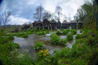 Pliva Nehri 'ndeki su değirmenleri. Ülkemizin en güzel şelalelerinden birinin tadını çıkaracağız. Jajce Şelalesi. En güzel Jajce Şelalesini keşfedin ve tarihi yeraltı mezarlarını keşfedin.. 