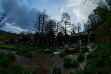Pliva Nehri 'ndeki su değirmenleri. Ülkemizin en güzel şelalelerinden birinin tadını çıkaracağız. Jajce Şelalesi. En güzel Jajce Şelalesini keşfedin ve tarihi yeraltı mezarlarını keşfedin.. 