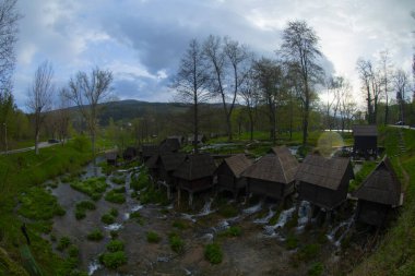 Pliva Nehri 'ndeki su değirmenleri. Ülkemizin en güzel şelalelerinden birinin tadını çıkaracağız. Jajce Şelalesi. En güzel Jajce Şelalesini keşfedin ve tarihi yeraltı mezarlarını keşfedin.. 