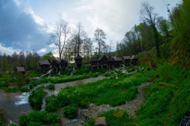 Pliva Nehri 'ndeki su değirmenleri. Ülkemizin en güzel şelalelerinden birinin tadını çıkaracağız. Jajce Şelalesi. En güzel Jajce Şelalesini keşfedin ve tarihi yeraltı mezarlarını keşfedin.. 