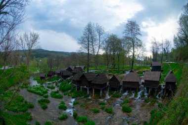Pliva Nehri 'ndeki su değirmenleri. Ülkemizin en güzel şelalelerinden birinin tadını çıkaracağız. Jajce Şelalesi. En güzel Jajce Şelalesini keşfedin ve tarihi yeraltı mezarlarını keşfedin.. 
