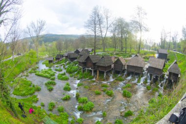Pliva Nehri 'ndeki su değirmenleri. Ülkemizin en güzel şelalelerinden birinin tadını çıkaracağız. Jajce Şelalesi. En güzel Jajce Şelalesini keşfedin ve tarihi yeraltı mezarlarını keşfedin.. 