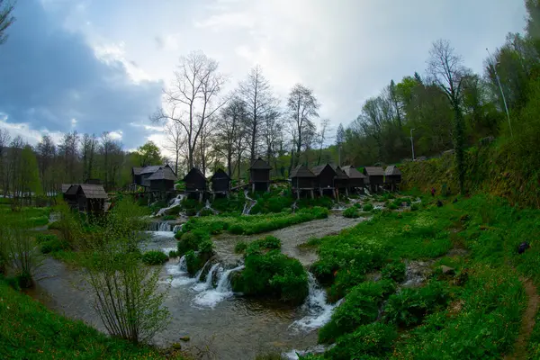 Pliva Nehri 'ndeki su değirmenleri. Ülkemizin en güzel şelalelerinden birinin tadını çıkaracağız. Jajce Şelalesi. En güzel Jajce Şelalesini keşfedin ve tarihi yeraltı mezarlarını keşfedin.. 