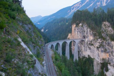 Landwasser viyadük ve manzara İsviçre 