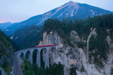 Landwasser viyadük ve manzara İsviçre 