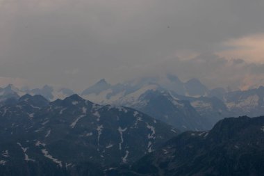 Furka Geçidi, İsviçre 'nin güneyindeki Gletscher, Valais Realp, Suriye' yi mevsimlik Furkapassway üzerinden birbirine bağlayan 2429 metrelik bir dağ geçididir..