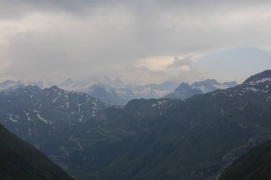 Furka Geçidi, İsviçre 'nin güneyindeki Gletscher, Valais Realp, Suriye' yi mevsimlik Furkapassway üzerinden birbirine bağlayan 2429 metrelik bir dağ geçididir..