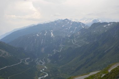 Furka Geçidi, İsviçre 'nin güneyindeki Gletscher, Valais Realp, Suriye' yi mevsimlik Furkapassway üzerinden birbirine bağlayan 2429 metrelik bir dağ geçididir..