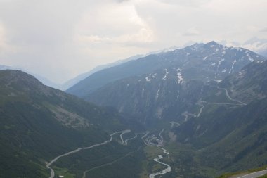 Furka Geçidi, İsviçre 'nin güneyindeki Gletscher, Valais Realp, Suriye' yi mevsimlik Furkapassway üzerinden birbirine bağlayan 2429 metrelik bir dağ geçididir..