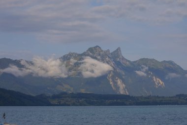 Furka Geçidi, İsviçre 'nin güneyindeki Gletscher, Valais Realp, Suriye' yi mevsimlik Furkapassway üzerinden birbirine bağlayan 2429 metrelik bir dağ geçididir..