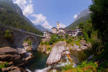 Lavertezzo İsviçre 'nin Ticino kantonuna bağlı Locarno ilçesine bağlı bir belediyedir..