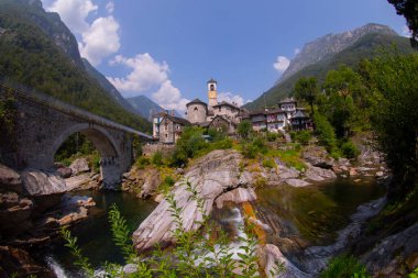 Lavertezzo İsviçre 'nin Ticino kantonuna bağlı Locarno ilçesine bağlı bir belediyedir..
