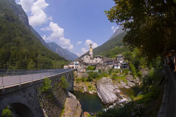 Lavertezzo İsviçre 'nin Ticino kantonuna bağlı Locarno ilçesine bağlı bir belediyedir..