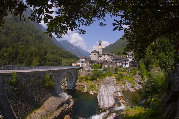 Lavertezzo İsviçre 'nin Ticino kantonuna bağlı Locarno ilçesine bağlı bir belediyedir..