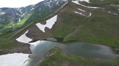 Koruldi Gürcistan 'ın Svaneti Dağı bölgesinde yer alır. Göller deniz seviyesinden 2.700 metre yükseklikte yer almaktadır..