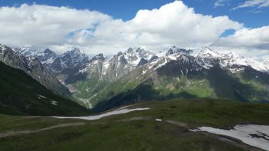 Koruldi Gürcistan 'ın Svaneti Dağı bölgesinde yer alır. Göller deniz seviyesinden 2.700 metre yükseklikte yer almaktadır..
