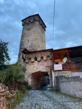21. yüzyılda, kuleler temel olarak gıda ve tarım ürünleri depolamak için kullanılır. Mestia 'daki Svan kuleleri.