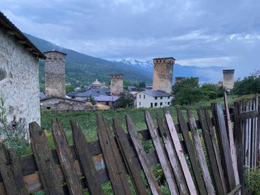 21. yüzyılda, kuleler temel olarak gıda ve tarım ürünleri depolamak için kullanılır. Mestia 'daki Svan kuleleri.