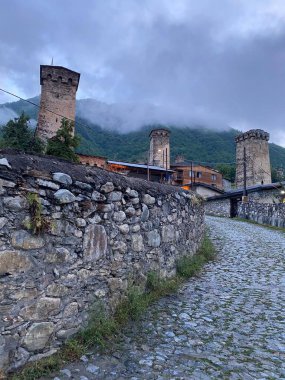 21. yüzyılda, kuleler temel olarak gıda ve tarım ürünleri depolamak için kullanılır. Mestia 'daki Svan kuleleri.