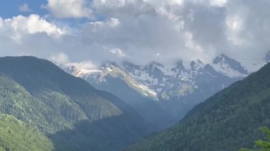 Svaneti, Gürcistan 'ın en yüksek bölgelerinden biridir ve Büyük Kafkasya Dağları' nın güney yamaçlarında yer alır..